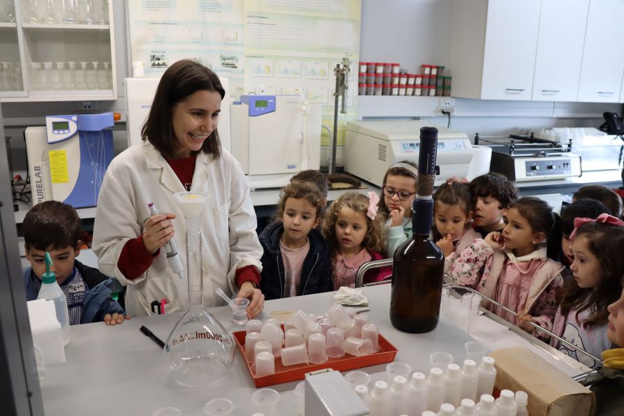 Crianças do Jardim de Infância de Santa Clara exploram laboratórios da FCAA