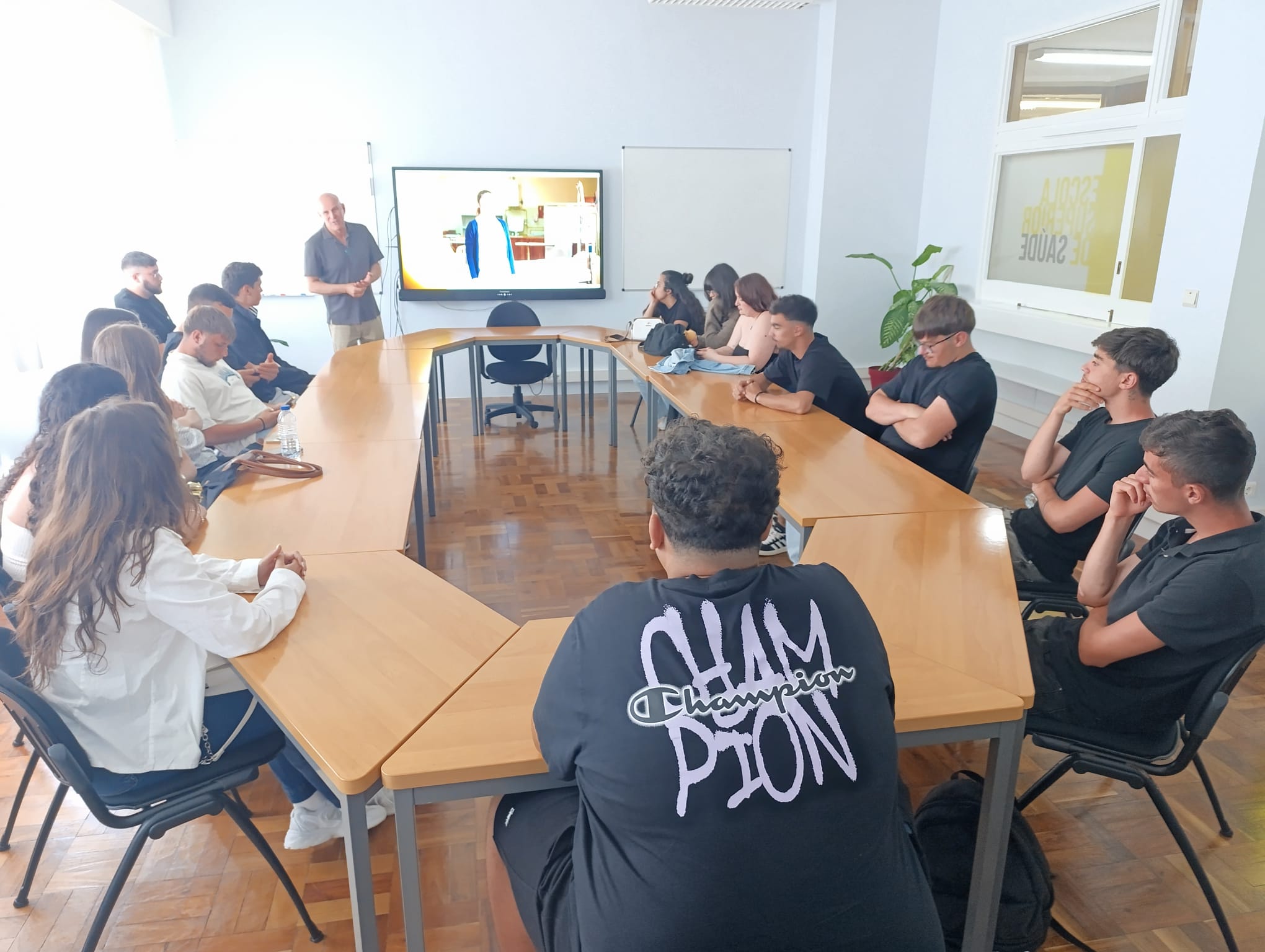 Visita à UAc aproxima estudantes do ensino superior 